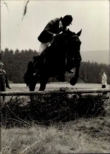 Foto Pferd mit Reiter, Sprung über ein Hindernis, Querfeldeinrennen, Foto Mitschke, Wiesbaden