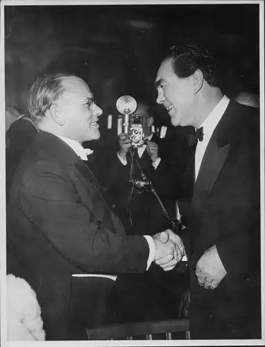 Foto Bundestagspräsident Dr. Gerstenmeier und Boxer Max Schmeling, Presse- und Funkball 1956