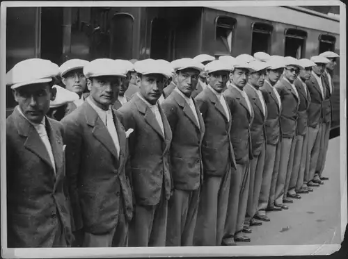 Foto Olympische Spiele 1936, Ankunft der türkischen Olympiamannschaft, türkische Sportstudenten