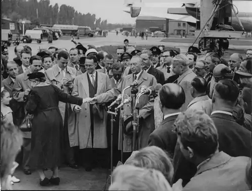 Foto Bundeskanzler Konrad Adenauer mit Heimkehrermutter, Flughafen