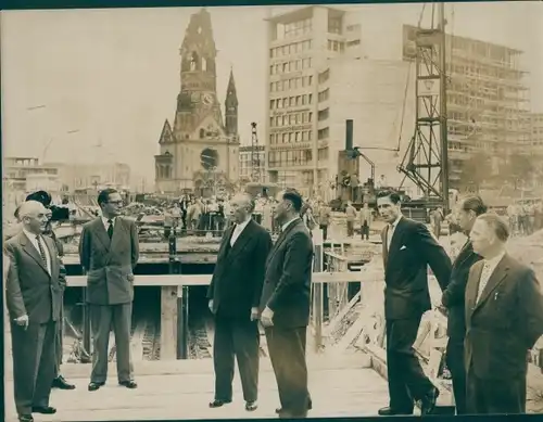 Foto Berlin, Bundeskanzler Konrad Adenauer besichtigt U-Bahn-Baustelle am Zoo, Bausenator Schwedler