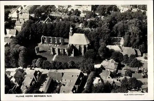 Ak Bergen Nordholland Niederlande, Kerk, Ruine aus der Vogelschau