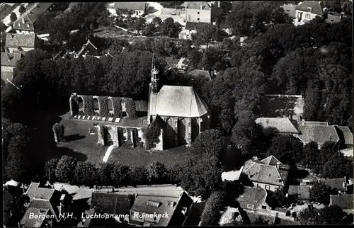 Ak Bergen Nordholland Niederlande, Luftbild der Ruinen Kirche