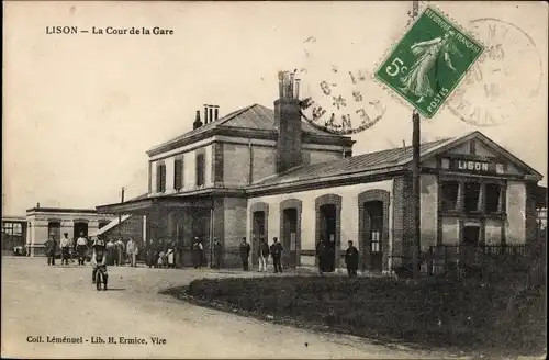 Ak Lison Calvados, La Cour de la Gare