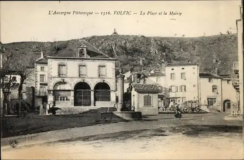Ak Volvic Puy de Dôme, La Place et la Mairie