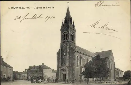Ak Thouaré Loire Atlantique, L'Eglise et la Place