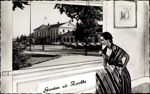 Ak Zwolle Overijssel Niederlande, Stationsplein, Frau am Fenster