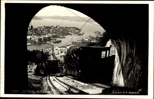 Foto Ak Bergen Norwegen, Flöibanen, Bergbahnen mit Blick zur Stadt, Standseilbahn, Tunnel