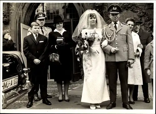 Foto Ak Hann. Münden, Bundeswehr-Soldat in Uniform mit Gemahlin, Nach der Trauung, Trauzeugen, Auto