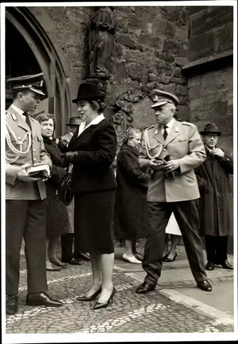Foto Ak Hann. Münden, Bundeswehr-Soldat in Uniform und seine Trauzeugin, Vor der Kirche, Trauung