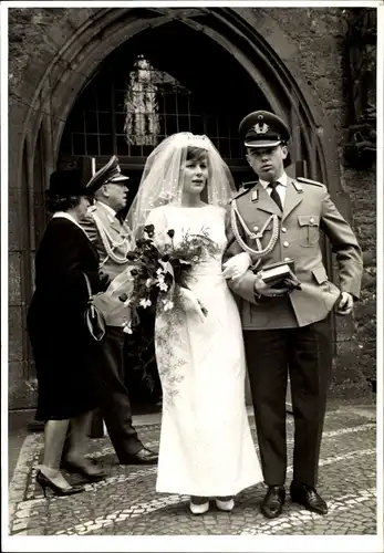 Foto Ak Hann. Münden, Bundeswehr-Soldat in Uniform und seine Gemahlin, Nach der Trauung