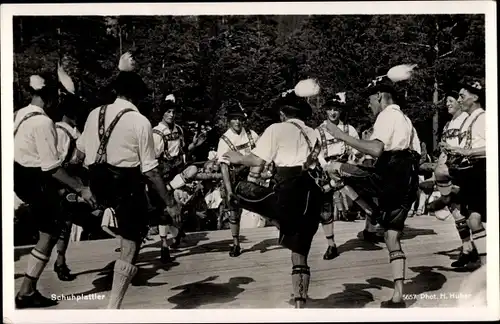 Ak Schuhplattler in Lederhosen beim Tanz, bayerische Trachten