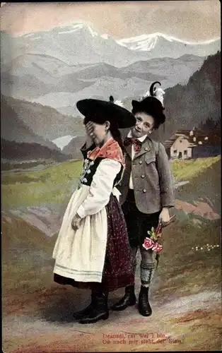 Ak Junge und Mädchen in bayrischen Trachten, Dirndl, Lederhose, Gebirge