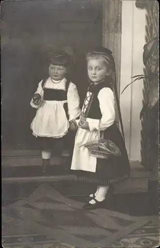 Foto Ak Zwei kleine Mädchen in Trachten