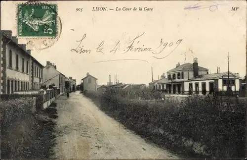 Ak Lison Calvados, La Cour de la Gare