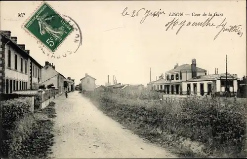 Ak Lison Calvados, La Cour de la Gare