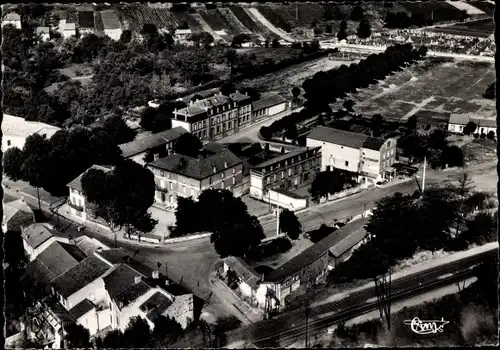 Ak Les Martres de Veyre Puy de Dôme, Vue aerienne, Quartier de la Gare