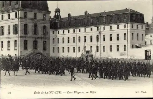 Ak Saint Cyr Yvelines, Ecole, Cour Wagram, un Defile