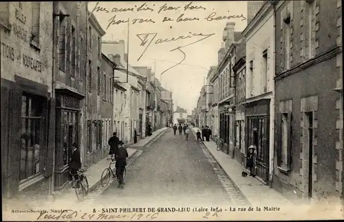 Ak Saint Philbert de Grand Lieu Loire Atlantique, Le rue de la Mairie