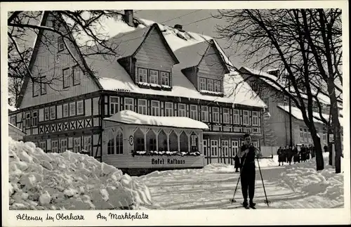 Ak Altenau Clausthal Zellerfeld im Oberharz, Am Marktplatz, Ski-Läufer, Hotel-Rathaus