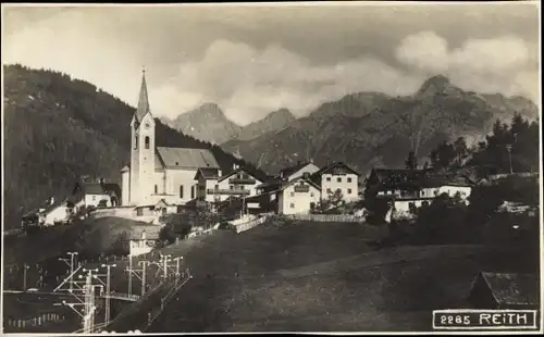 Foto Ak Reith bei Seefeld Tirol, Blick auf den Ort, Kirche