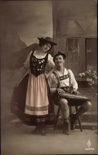 Ak Paar in bayrischen Trachten, Zither, Lederhose, Dirndl