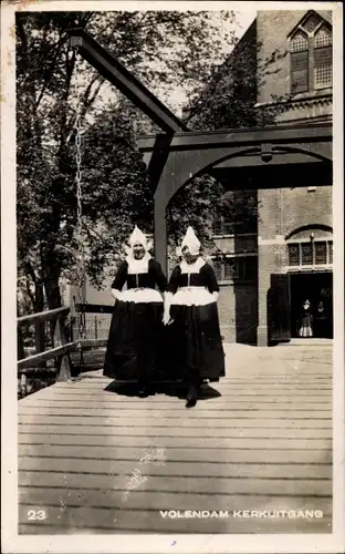 Ak Edam Volendam Nordholland Niederlande, Kerkuitgang, Frauen in niederländischen Trachten