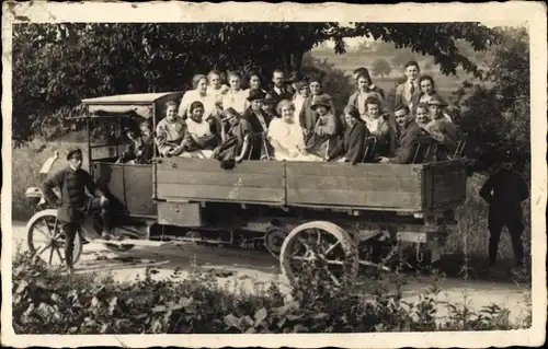 Foto Ak Männer und Frauen auf einem Transportanhänger