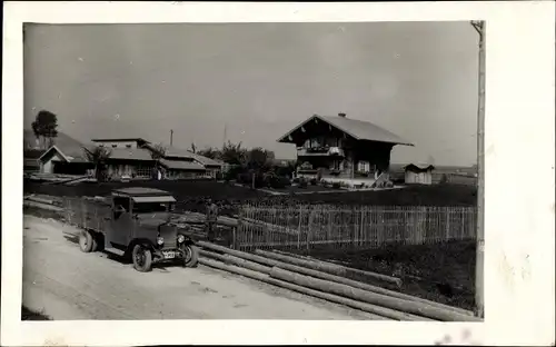 Foto Ak Transporter auf einer Straße, Häuser