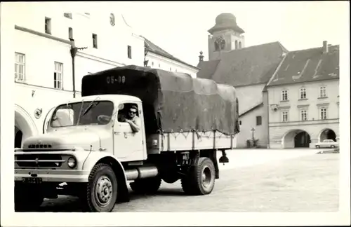 Foto LKW in einem Ort, Platz, Laster