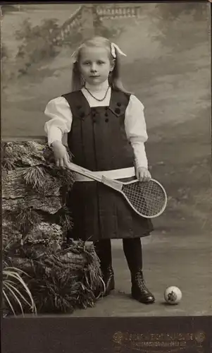 CdV Mädchen mit Tennisschläger, Portrait, Fotograf Oscar Weicht, Hamburg Eilbeck