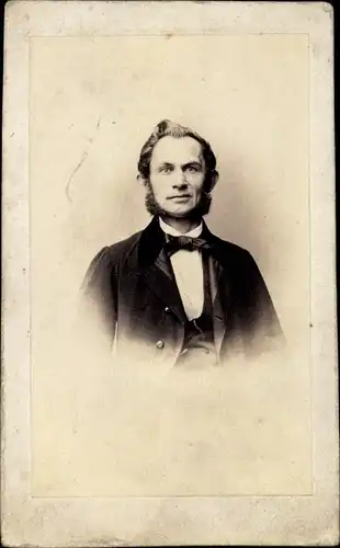 CdV Mann im Anzug, Portrait, Fotograf Buchwald & Georgi, Breslau