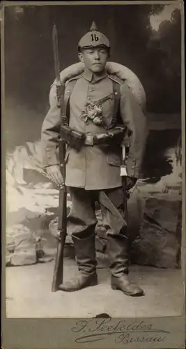 Foto Deutscher Soldat in Uniform, Kaiserzeit, Regiment 16, Bajonett, Fotograf F. Seefelder, Pussau
