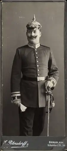 Foto Deutscher Soldat in Uniform, Kaiserzeit, Pickelhaube, Standportrait,Fotograf Petersdorff,Berlin