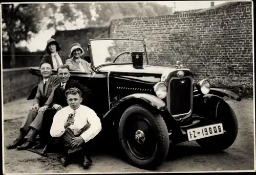 Foto Männer und Frauen mit Automobil mit offenem Verdeck, KFZ Kennz. IZ 19808