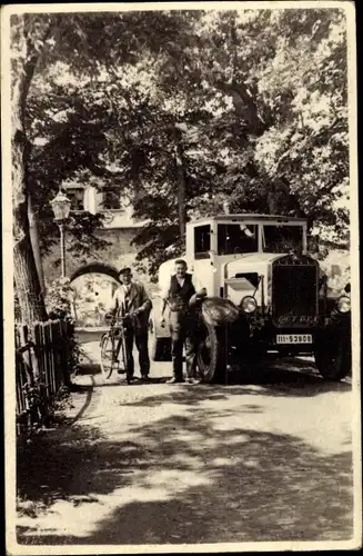 Foto Laster auf einer Straße, Männer, Fahrrad, KFZ Kennz. III 50908