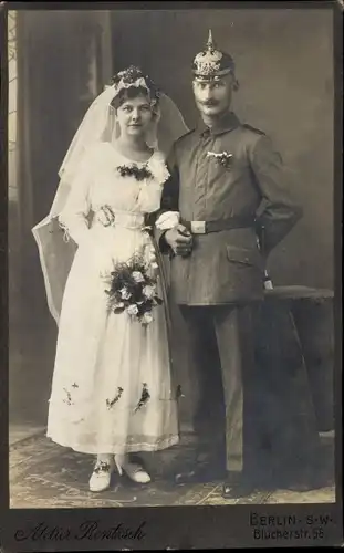Kabinettfoto Deutscher Soldat in Uniform mit Braut, Standportrait, Kaiserreich, Atelier Rentzsch