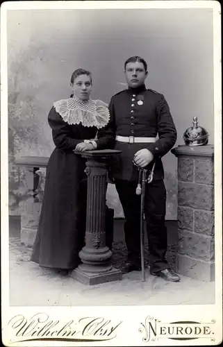 Kabinettfoto Soldat in Uniform mit Frau, Standportrait, Kaiserzeit, Fotograf Wilhelm Obst, Neurode