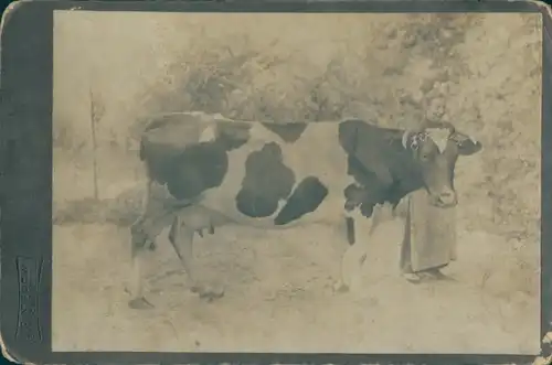 Kabinettfoto Frau mit Kuh, Rind, Atelier Franke, Mügeln