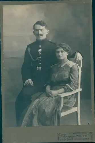 Kabinettfoto Soldat in Uniform mit Frau, Portrait, Schützenschnur, Fotograf A. Müller, Cossebaude