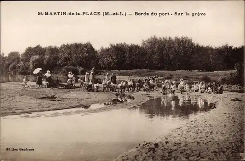 Ak Saint Martin de la Place Maine et Loire, Bords du port, Sur la greve