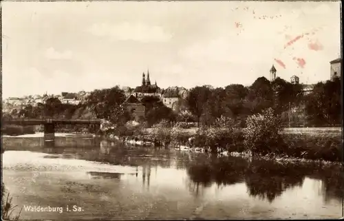 Ak Waldenburg Sachsen, Partie am Fluss mit Blick auf die Stadt