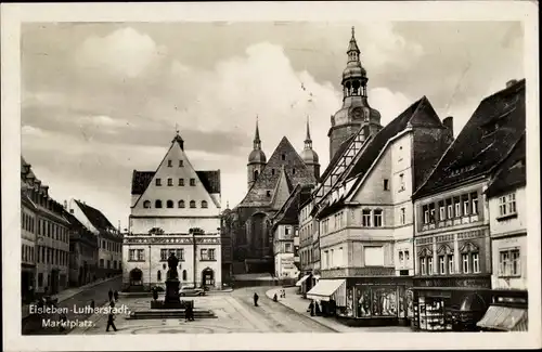 Ak Lutherstadt Eisleben in Sachsen Anhalt, Marktplatz, Denkmal, Geschäfte