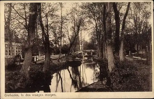 Ak Giethoorn Overijssel Niederlande, In den vroegen morgen, Brücke