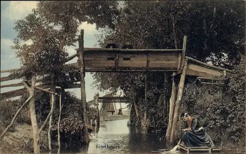 Ak Giethoorn Overijssel Niederlande, Fluss, Holzbrücke, Frau wäscht Kleidung