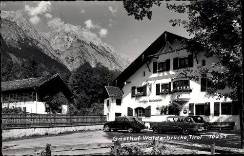 Ak Absam in Tirol, Gasthof Walderbrücke, Gebirge, Autos