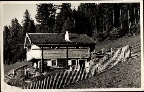 Foto Ak Hall in Tirol ?, Blick auf eine Holzhütte