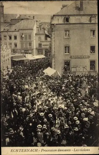 Ak Echternach Luxemburg, Procession dansante, les violons, Apotheke