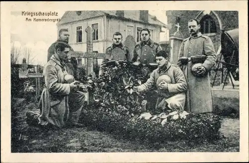 Ak Kriegsschauplatz, Soldaten am Kameradengrab, Soldatengrab, I WK