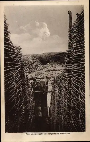 Ak Schützengraben, aus Weidengeflecht hergestellte Barrikaden, I. WK